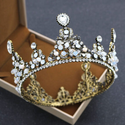 Couronne perlée de diamant et d'ornements